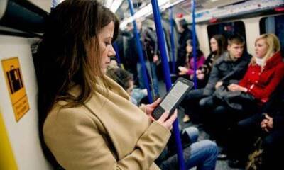 donna che legge ebook kindle
