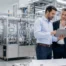 Come trovare clienti per un produttore di macchinari industriali: marketing e lead generation B2B 5 Ingegneri e manager analizzano un progetto di macchinari industriali in fabbrica